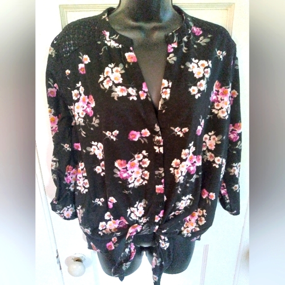 No Boundaries Tops - ❤️ SALE ITEM Floral button blouse fits as XL